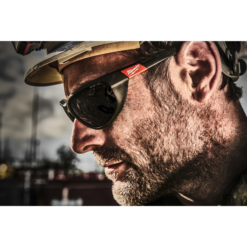 Okulary_ochronne_premium_z_uszczelką_Milwaukee_Premium_Polarised_Safety_Glasses_with_Gasket_-1pc_4
