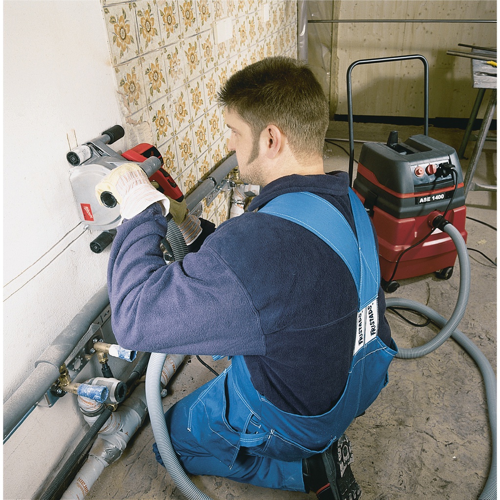 Bruzdownica_o_mocy_1900W_150_mm_(głębokość_cięcia_45_mm)_Milwaukee_WCS_45_3