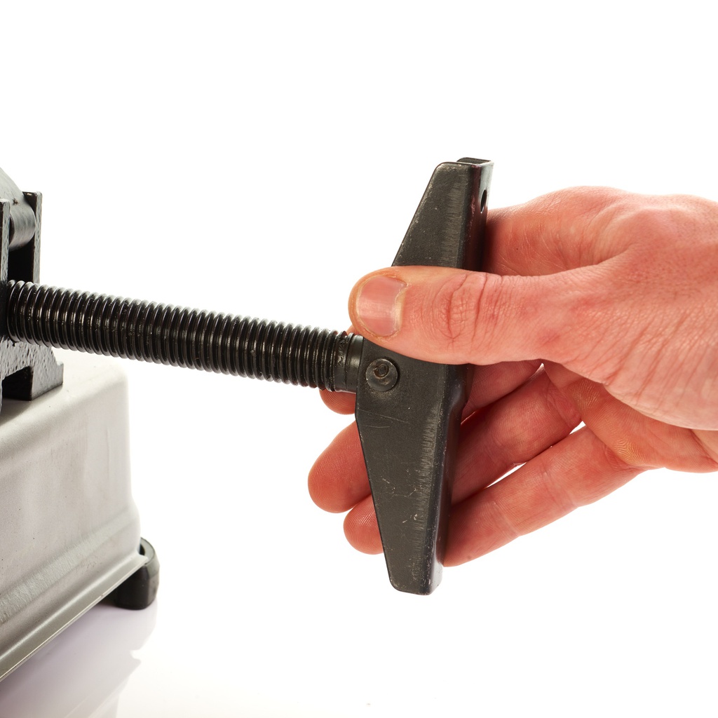 Przecinarka_do_metalu_o_mocy_2300_W_Milwaukee_CHS_355_7