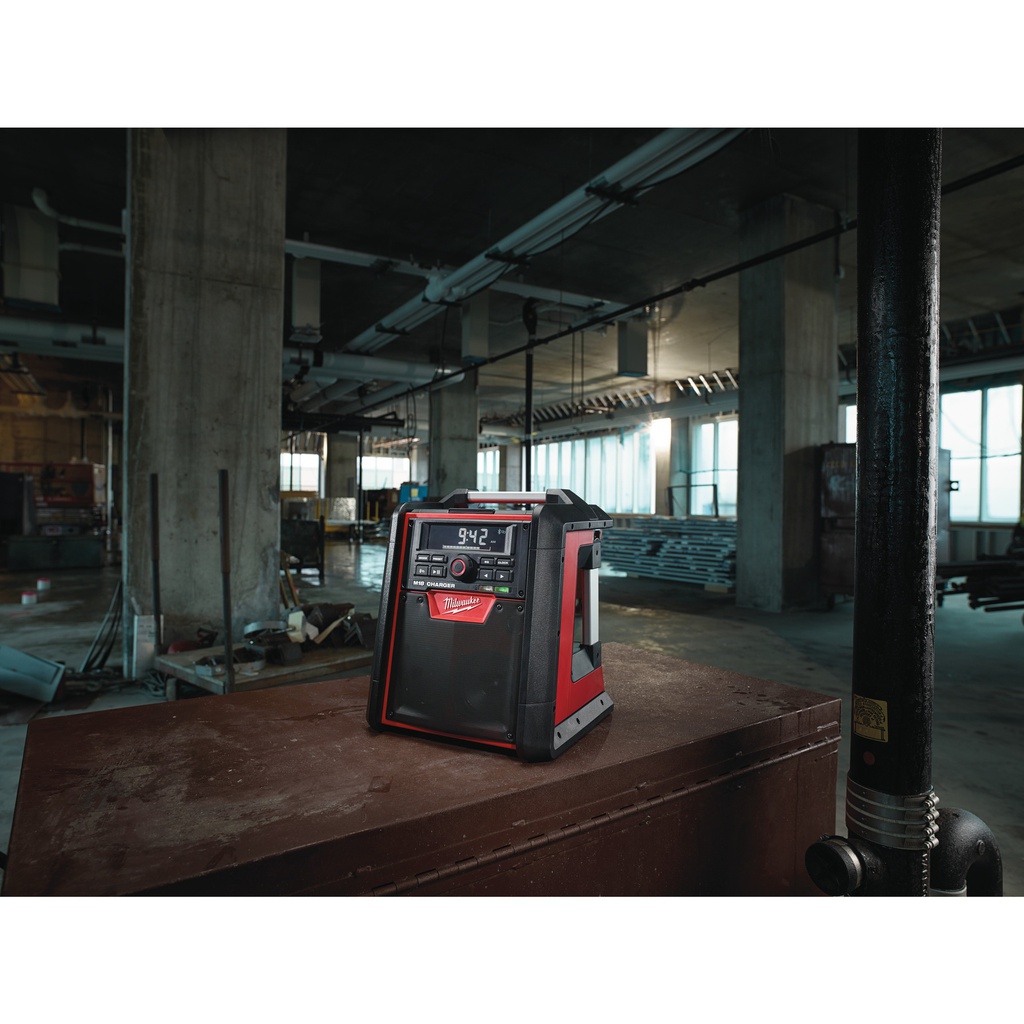 Ładowarka_radiowa_M18™_na_plac_budowy_z_Bluetooth®_Milwaukee_M18_RC-0_1