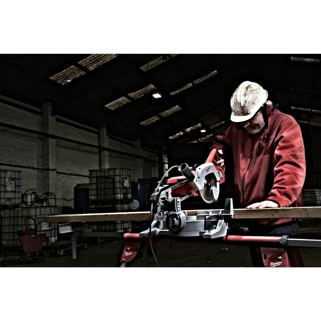 Kompaktowa_piła_ukosowa_216_mm_Milwaukee_MS_216_SB_3