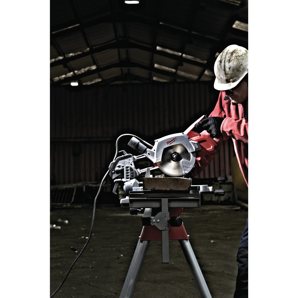 Kompaktowa_piła_ukosowa_216_mm_Milwaukee_MS_216_SB_10