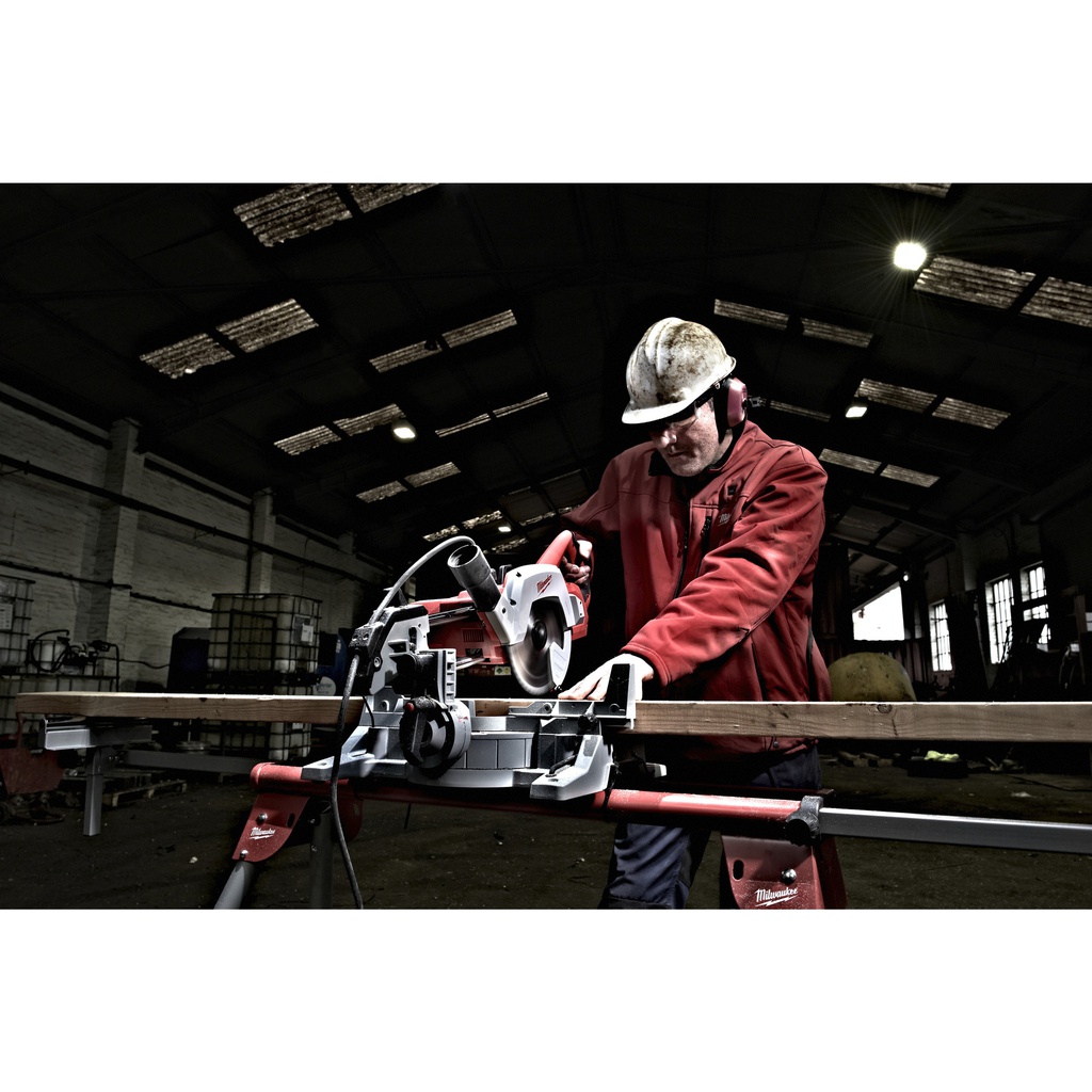 Kompaktowa_piła_ukosowa_216_mm_Milwaukee_MS_216_SB_11