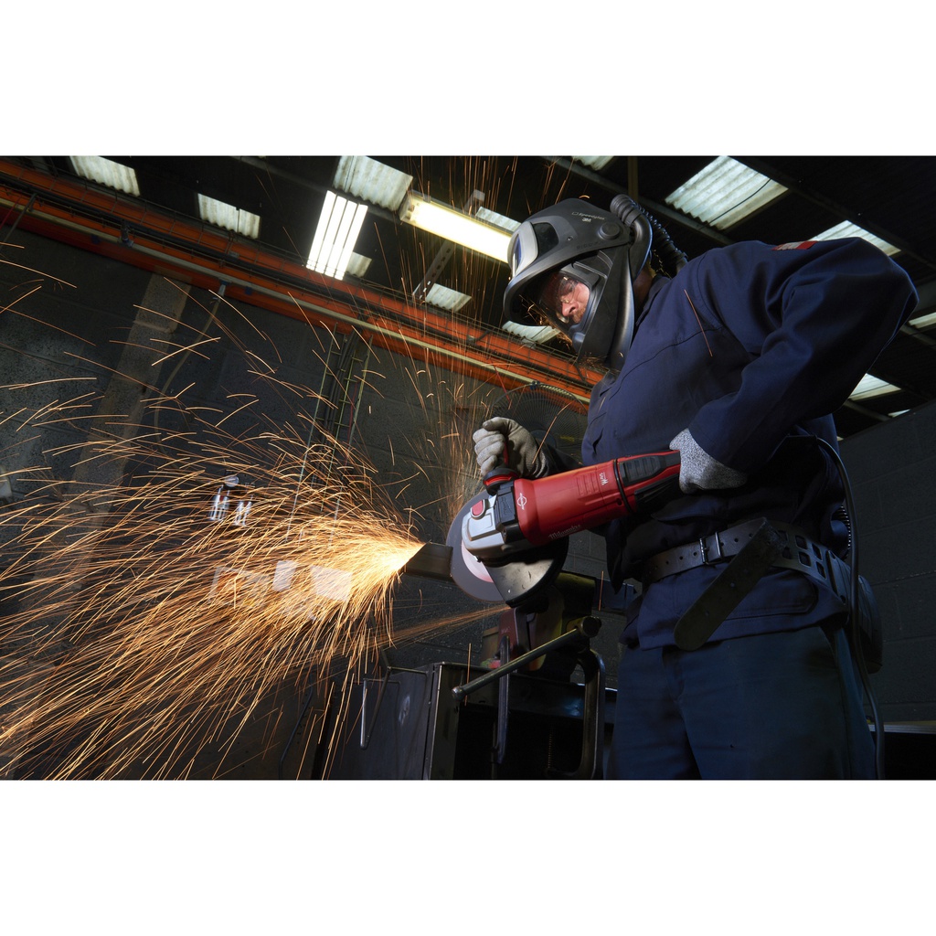 Szlifierka_kątowa_2400_W_z_hamulcem,_ochrona_przed_odrzutem_i_systemem_antywibracyjnym_AVS_Milwaukee_AGVKB_24-230_EKX_DMS_KIT_3