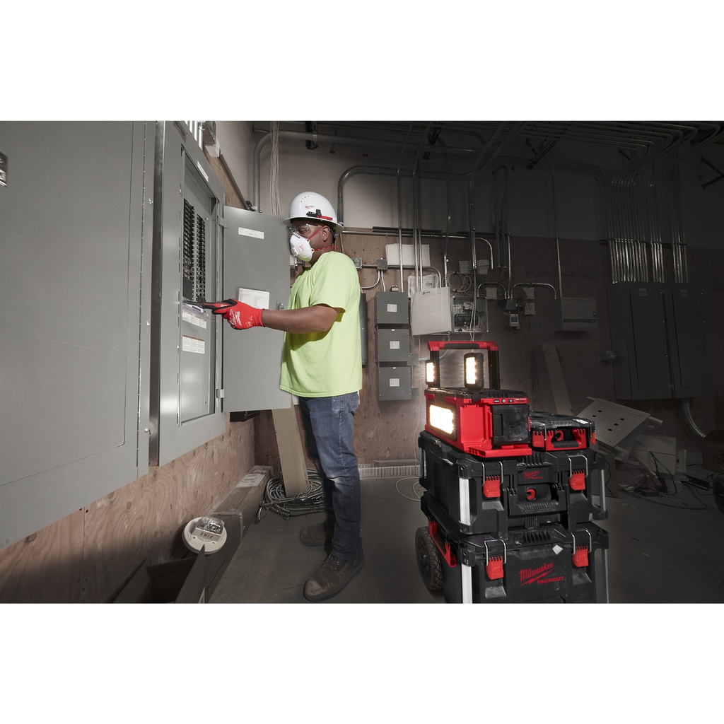 M18™_PACKOUT™_Lampa_do_oświetlania_strefowego_z_ładowarką_Milwaukee_M18_POALC-0_1