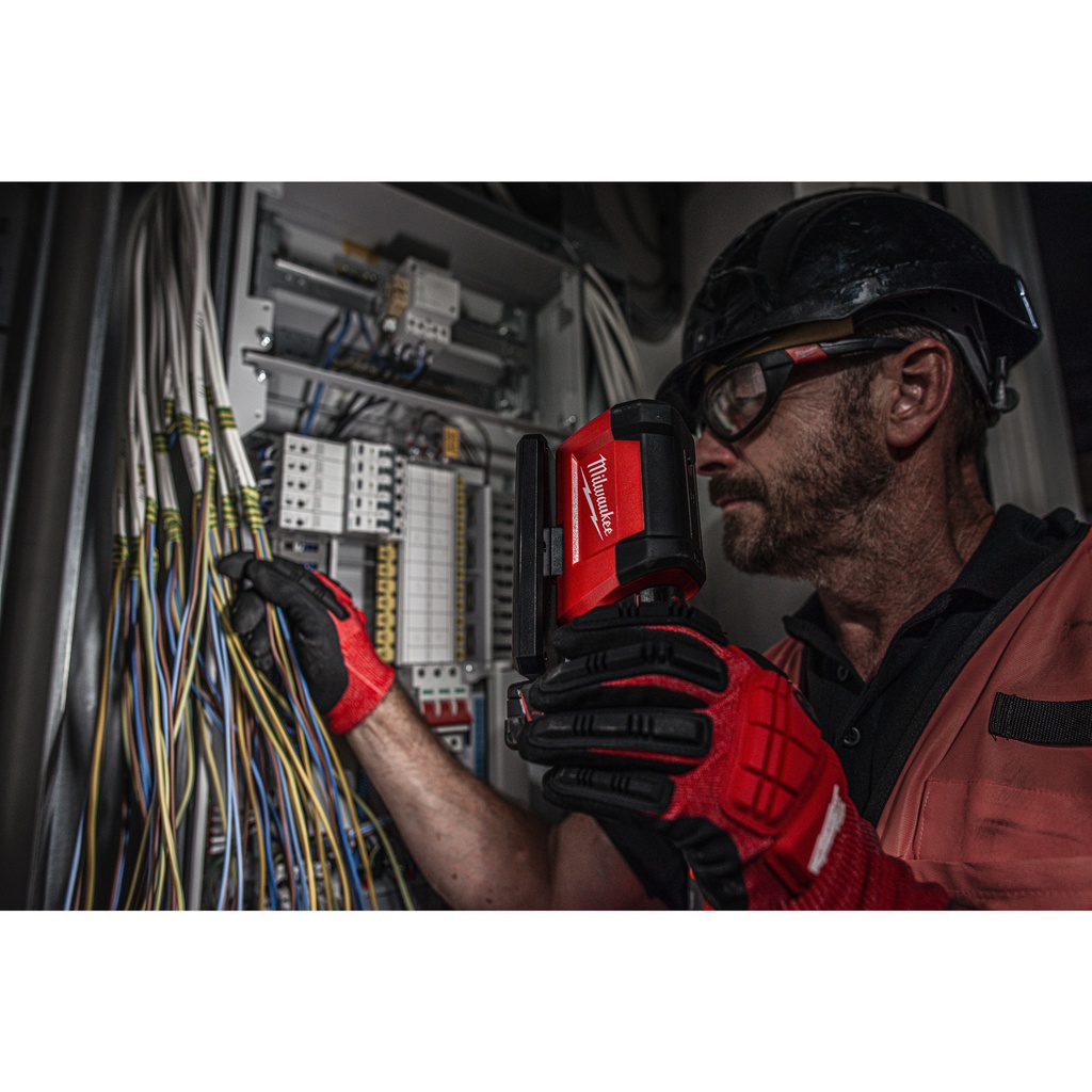 M12_Lampa_do_oświetlania_powierzchni_z_obrotową_głowicą_Milwaukee_M12_PAL-0_3