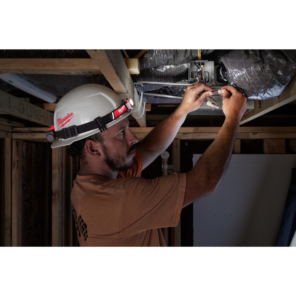 Akumulatorowa_latarka-czołówka_USB_Milwaukee_L4_HLRP-301_4