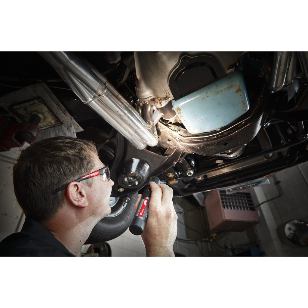 Latarka_akumulatorowa_USB_z_regulacją_wiązki_światła_1_100_Lumenów_Milwaukee_L4_TMLED-301_1