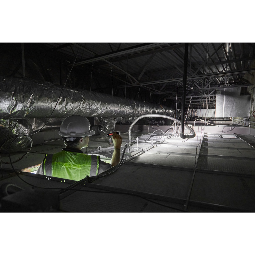 Latarka_akumulatorowa_USB_z_regulacją_wiązki_światła_1_100_Lumenów_Milwaukee_L4_TMLED-301_6