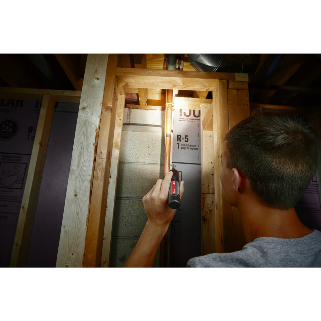 LATARKA_AKUMULATOROWA_USB_800_LUMENÓW_DO_MOCOWANIA_NA_UCHWYCIE_Milwaukee_L4_FMLED-301_5