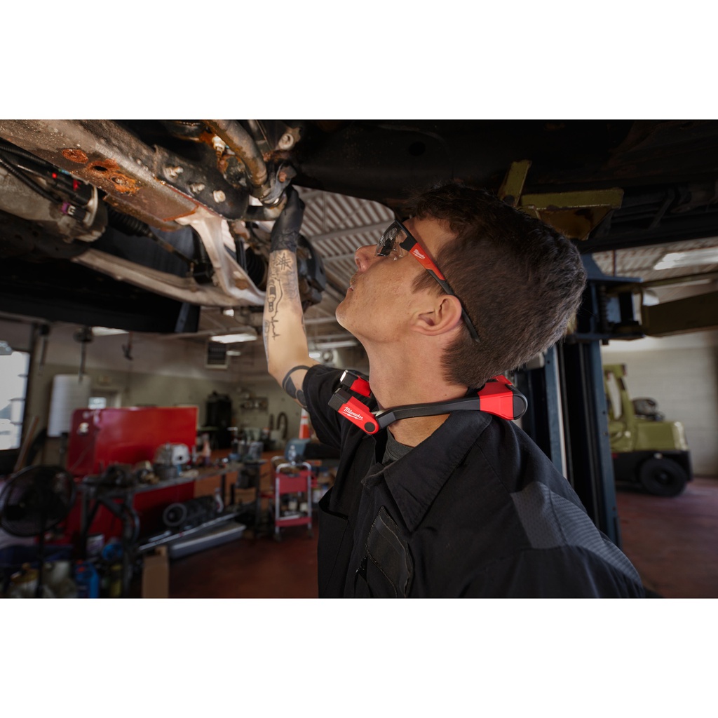 Latarka_na_szyję_ładowana_przez_USB_400_lumenów_Milwaukee_L4_NL400-301_5